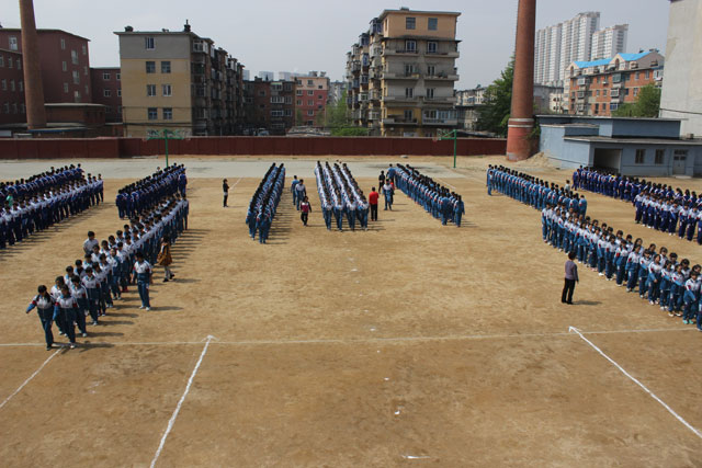 間操行進(jìn)中步伐整齊軍歌嘹亮.jpg